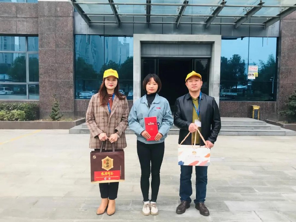 【双雄醉赞助襄阳企业家暖心工程系列报道】中日龙（襄阳）机电技术开发党支部书记胥艳，湖北嘉辐达节能科技董事长杨辉收到多方生