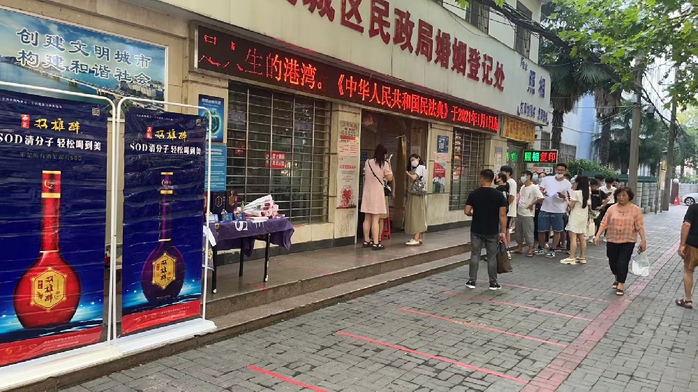 鲜花美酒赠新人,七夕佳节双雄醉为百位新人送上甜蜜祝福