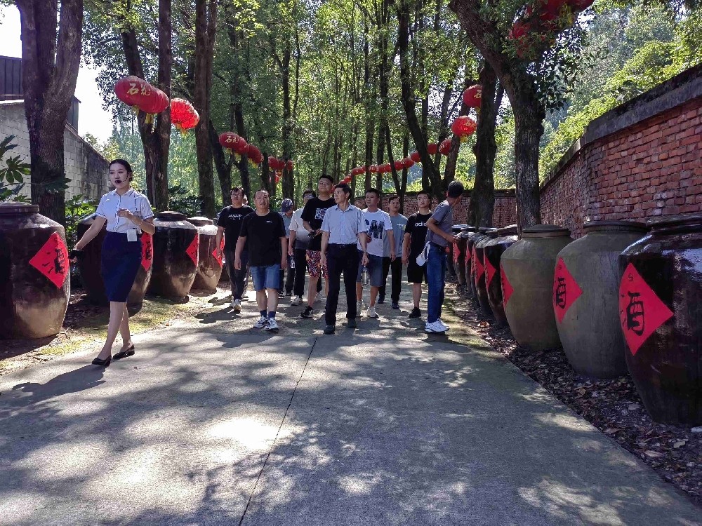 双雄醉樊城区域核心客户走进心灵之旅,畅享健康游