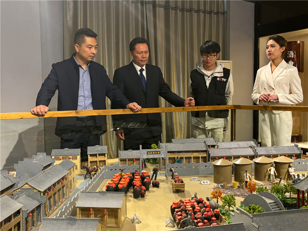 CCTV《品牌之路》优品开箱选题组深入考察石花双雄醉